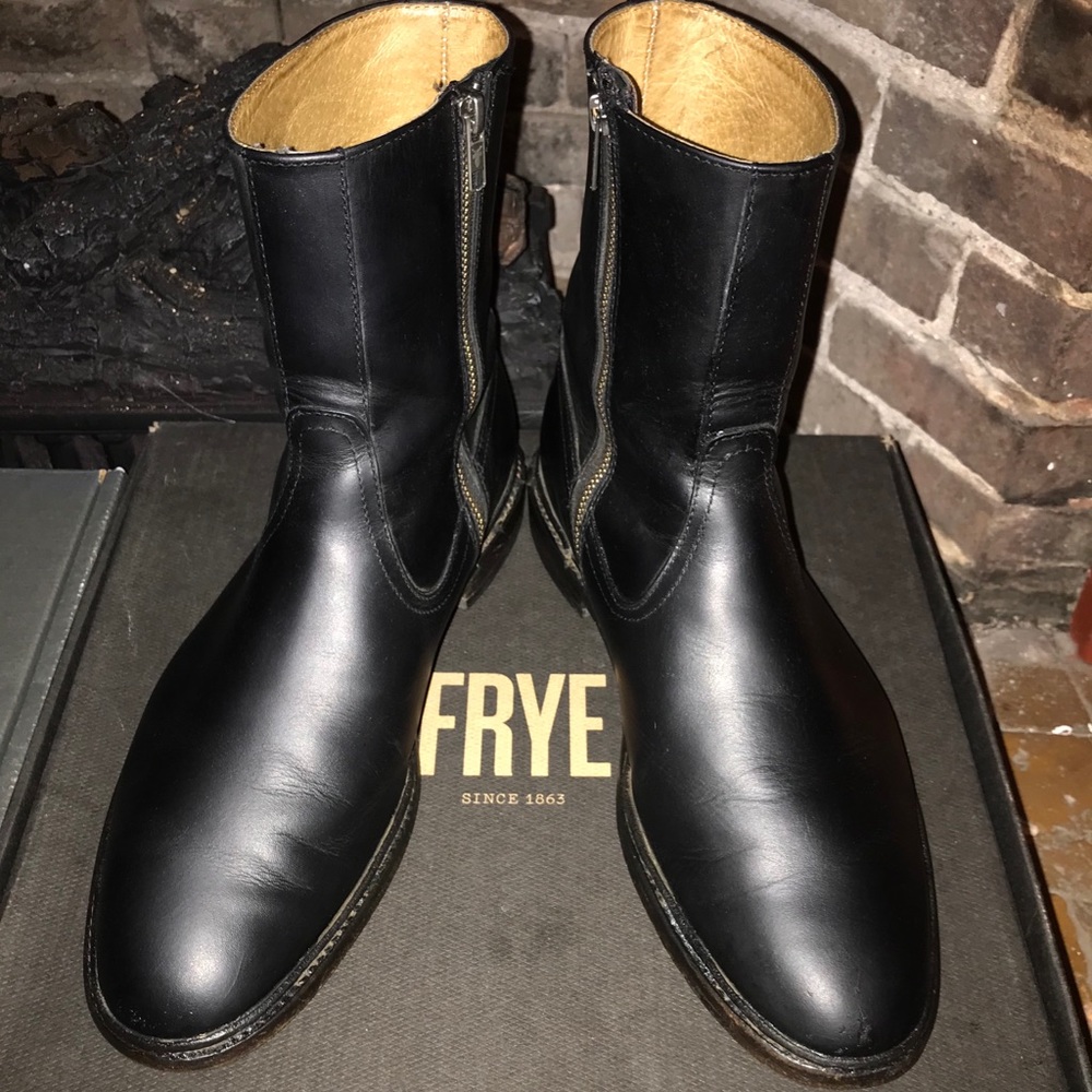 Men’s US 10.5 Frye boots.